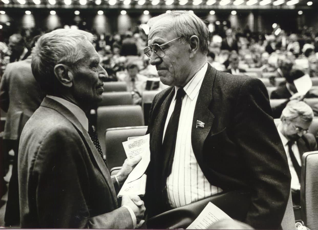 Mykola Amosov at a parliamentary session, 1989