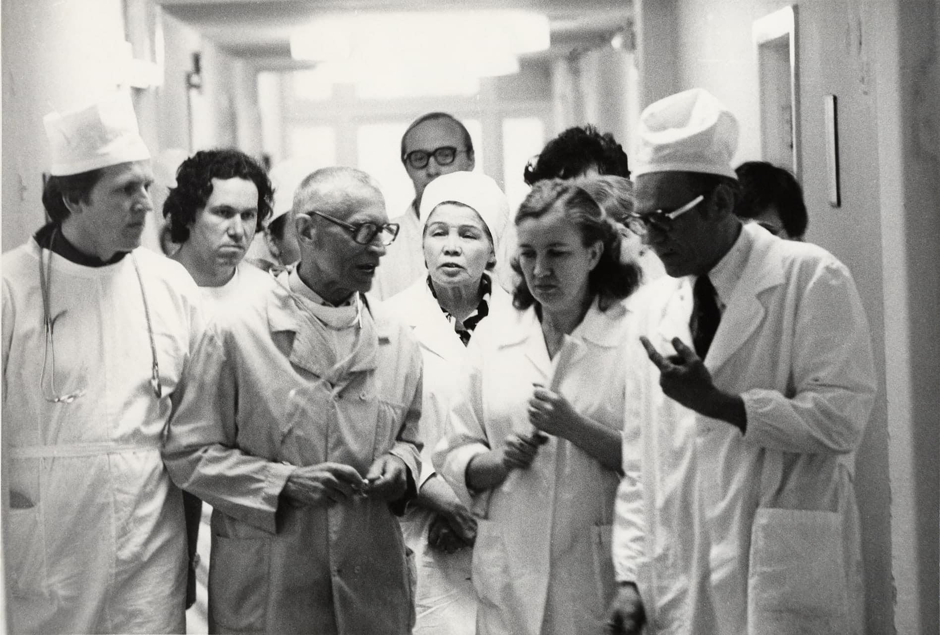 Mykola Amosov with colleagues in a corridor of the clinic